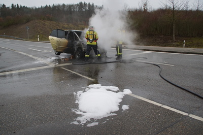 Leonberg: PKW brennt auf der Autobahnausfahrt Leonberg-Ost voellig aus